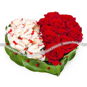 Романтичная композиция из красных роз и конфет Raffaello